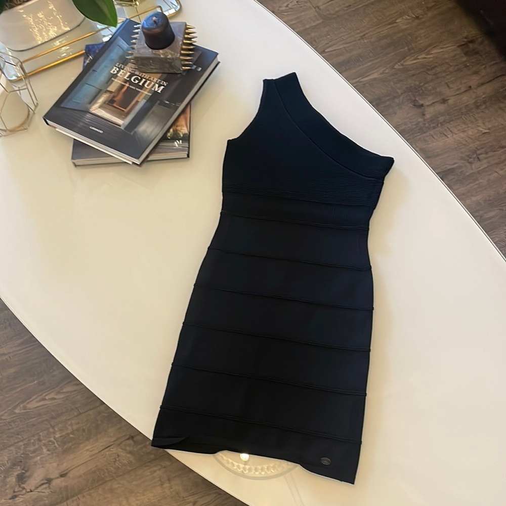Adolfo Domínguez One shoulder black short dress.